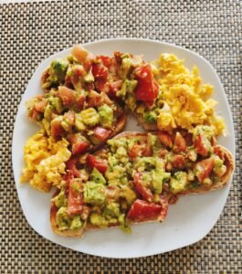 Read more about the article Bruschete din pâine de secară cu roșii, avocado si omletă cu cașcaval