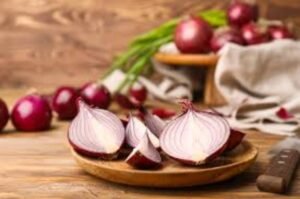 Read more about the article Ceapa roșie- Remediul natural surprinzător pentru o respirație mai ușoară în timpul somnului