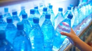 Read more about the article Apa îmbuteliată în plastic- comodă, dar cu ce preț?