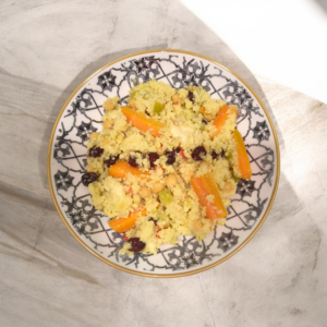 Read more about the article Cușcuș cu pui, legume și merișoare uscate